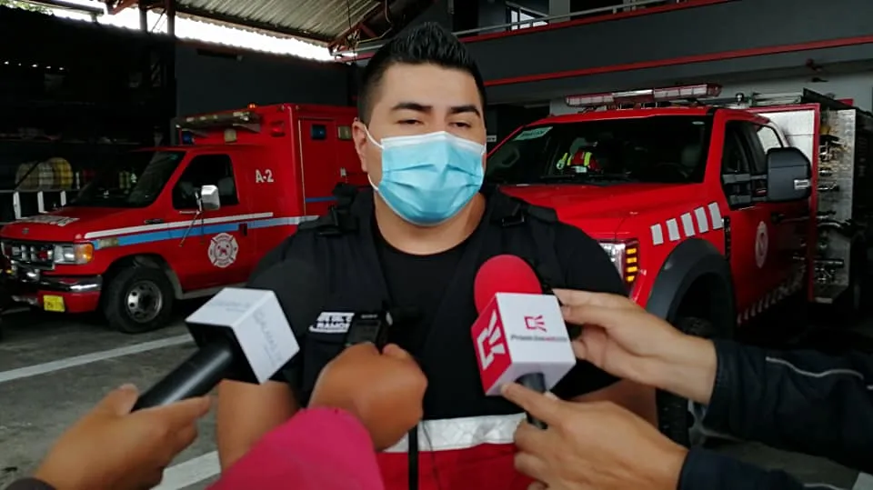 BOMBEROS AYUDAN SIN MIRAR A QUIEN