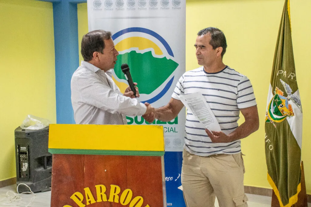 ¡En la Parroquia El Triunfo Prefecto entregó recursos de la ordenanza 113!
