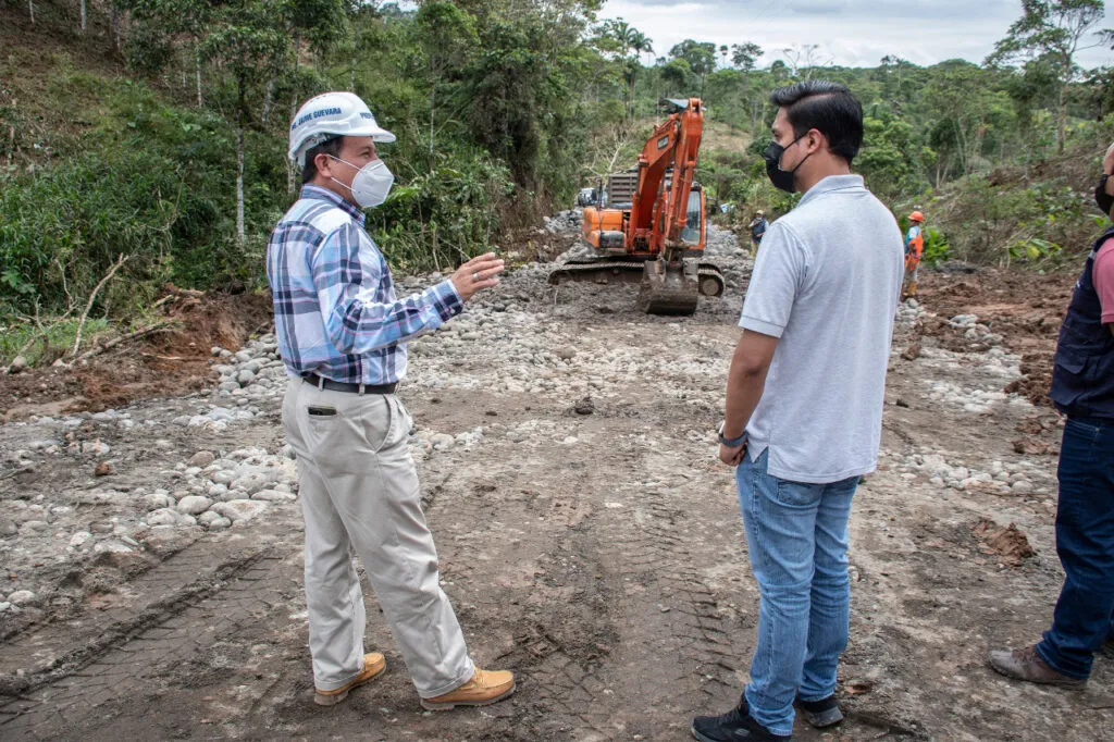 ¡Prefecto realizó recorrido de obras con funcionario del BDE!